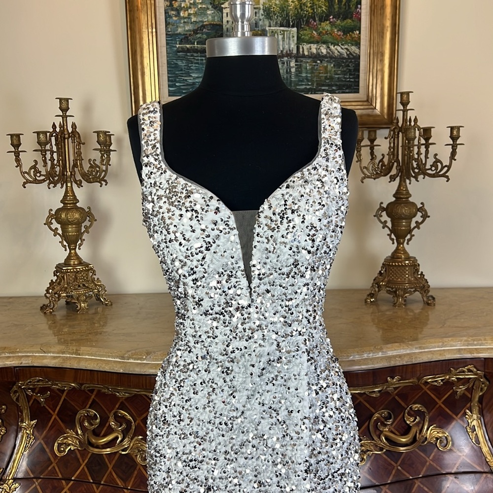 Women,formal all over sequins fitted special Occasion Evening dress - Picture 2 of 4